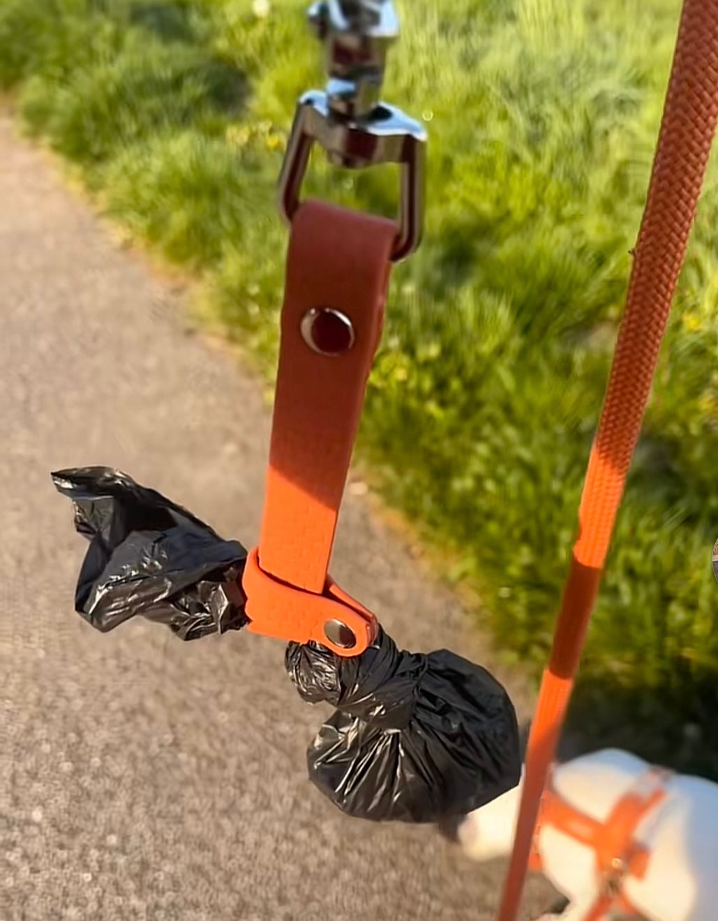 Accroche sac à déjection pour chien en TPU 16 & 25 mm